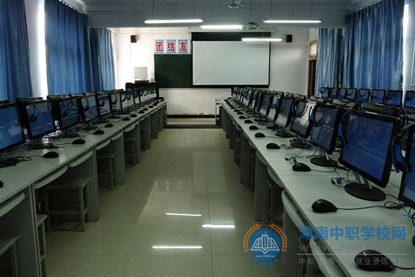 
岳陽市新青年職業技術學校計算機教室