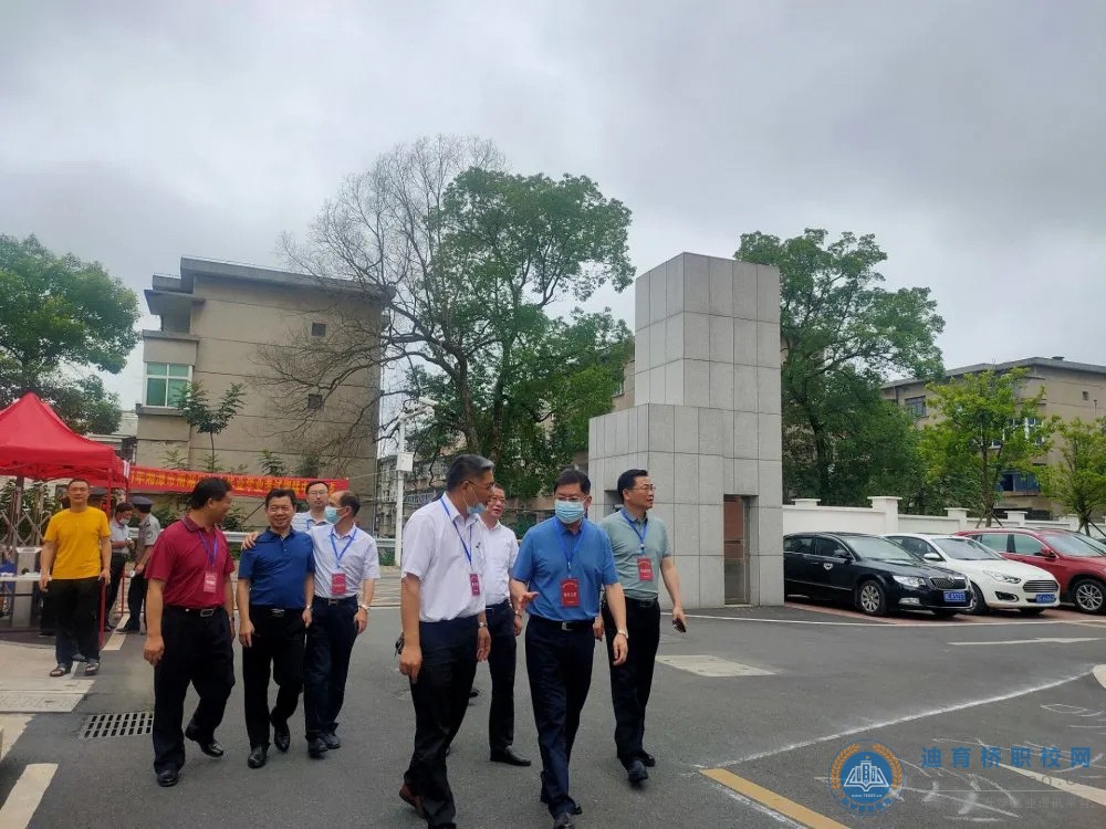 湘潭市副市長(zhǎng)傅軍到中考考點(diǎn)巡考
