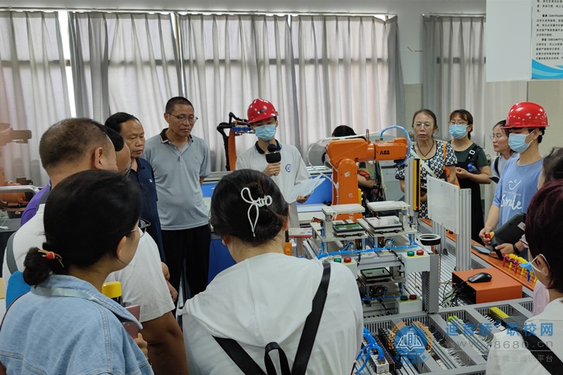 長沙電子工業學校與湖南師范大學工程與設計學院共同開展“職業院校教師素質提高計劃”培訓交流活動